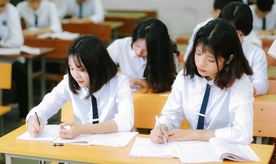 Làm sao để thi môn Văn tốt: Học hỏi nữ sinh trường Chuyên Phan Bội Châu ngay!