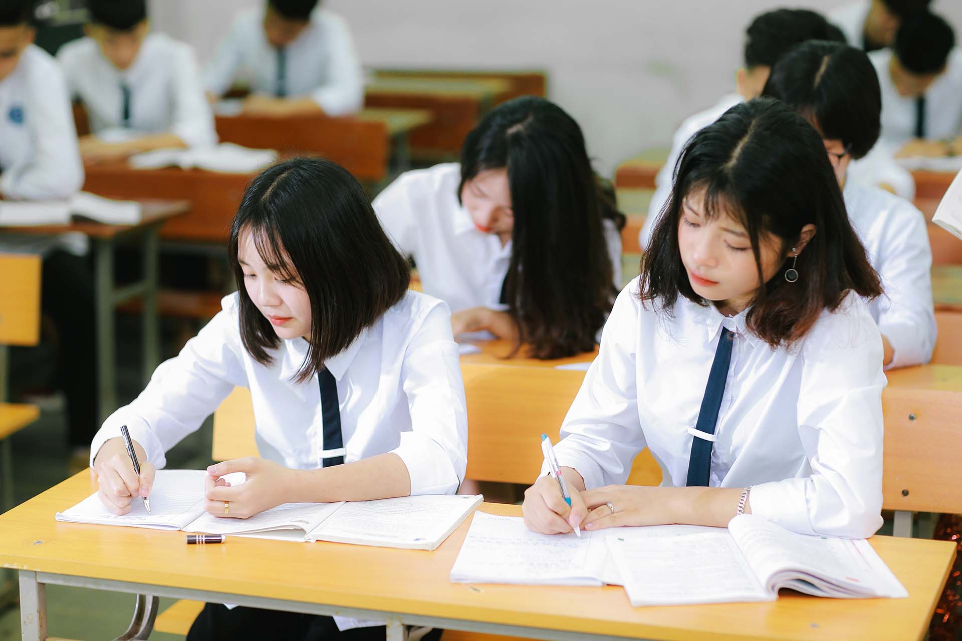 Làm sao để thi môn Văn tốt: Học hỏi nữ sinh trường Chuyên Phan Bội Châu ngay!